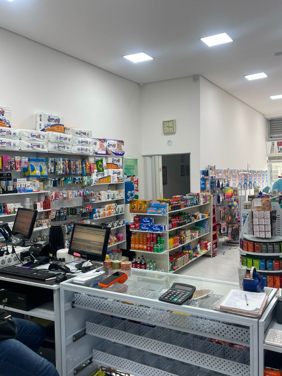Interior amplo da nova loja